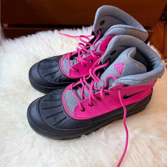Nike Pink and Gray Boots Sixe 7 - Picture 3 of 4